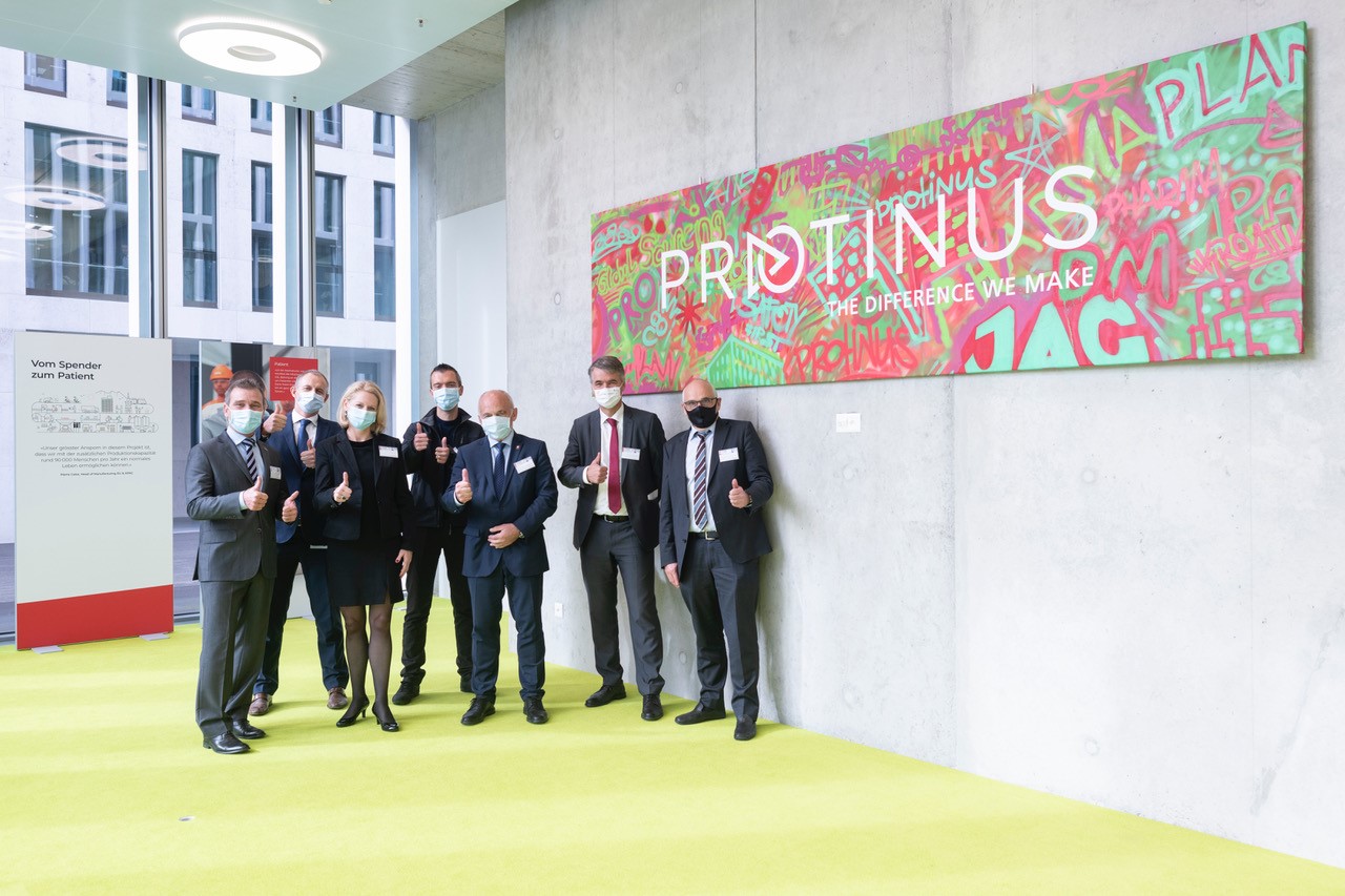 Group Picture in front of Protinus Entrance